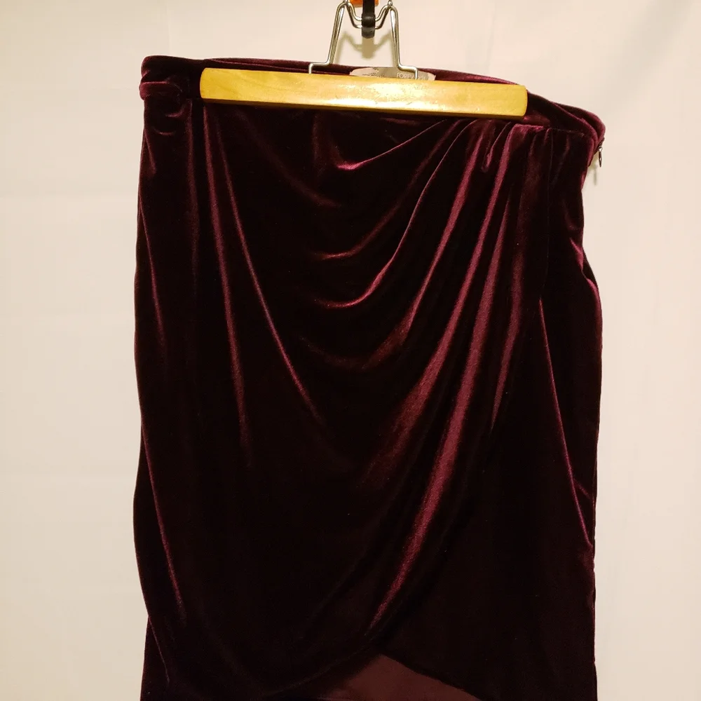 Forever 21 Comtempary Faux Velvet Purple Mini Skit‎